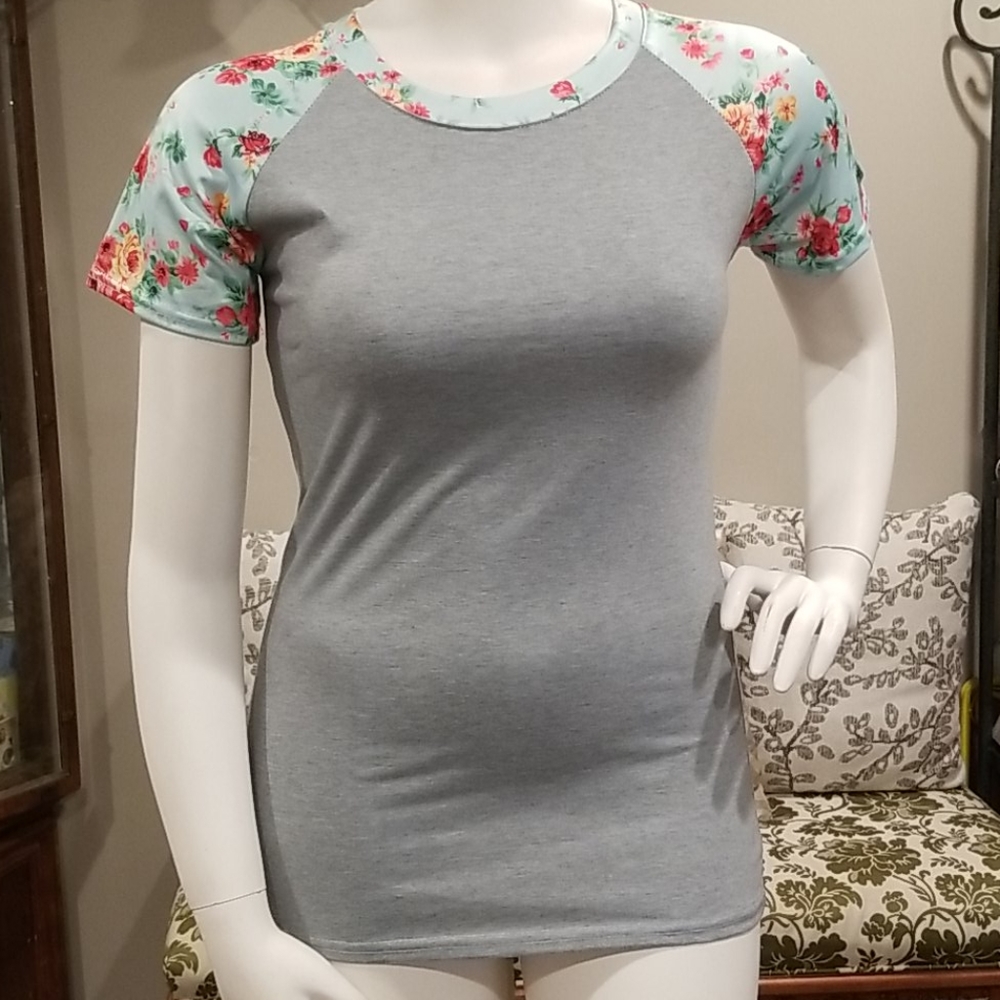 Moking top size large gray with flower print sleev